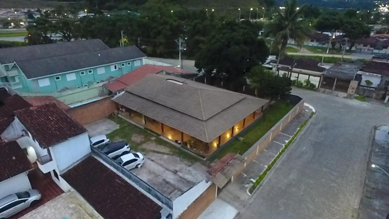 Hospedagem econômica, Suítes Flor de Maria na Martin de Sá Caraguatatuba Exterior foto