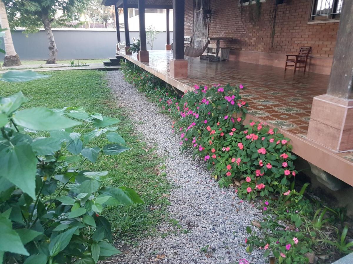 Hospedagem econômica, Suítes Flor de Maria na Martin de Sá Caraguatatuba Exterior foto